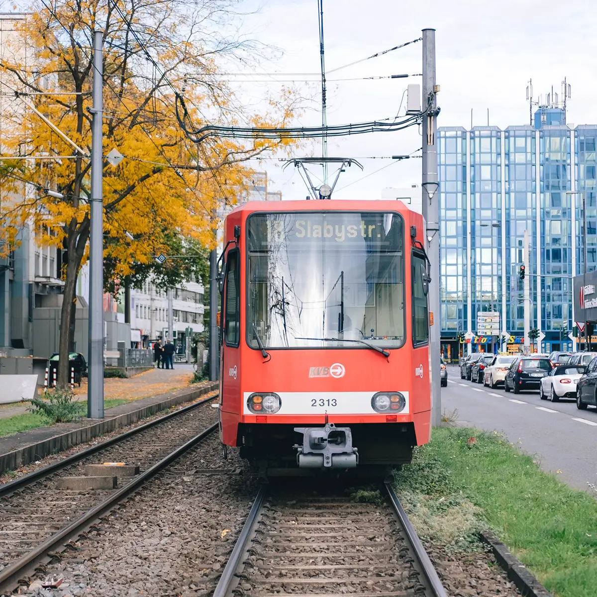 Eine Stadt zu Fuß, mit dem Fahrrad, mit dem Auto, den öffentlichen Verkehrsmitteln.